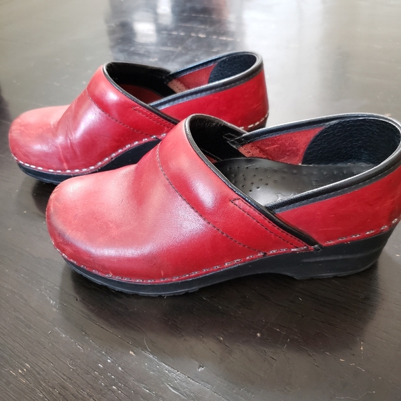 red dansko clogs